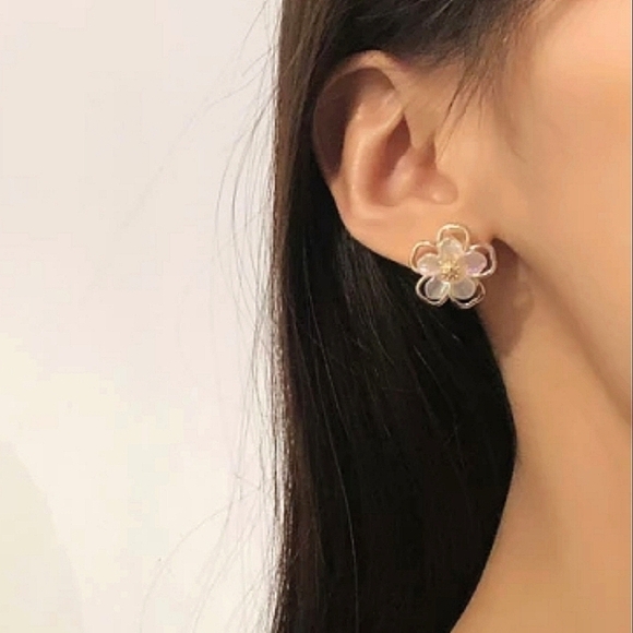 💖 2/$30 White & gold stud Daisy flower iridescent small boho statement earrings - Picture 4 of 12